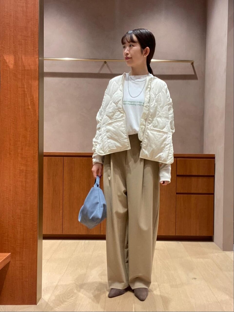 キルティングジャケットを着た女性