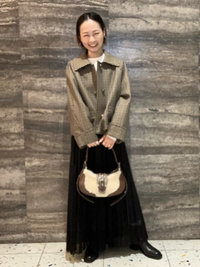 ショート丈コートを着た女性