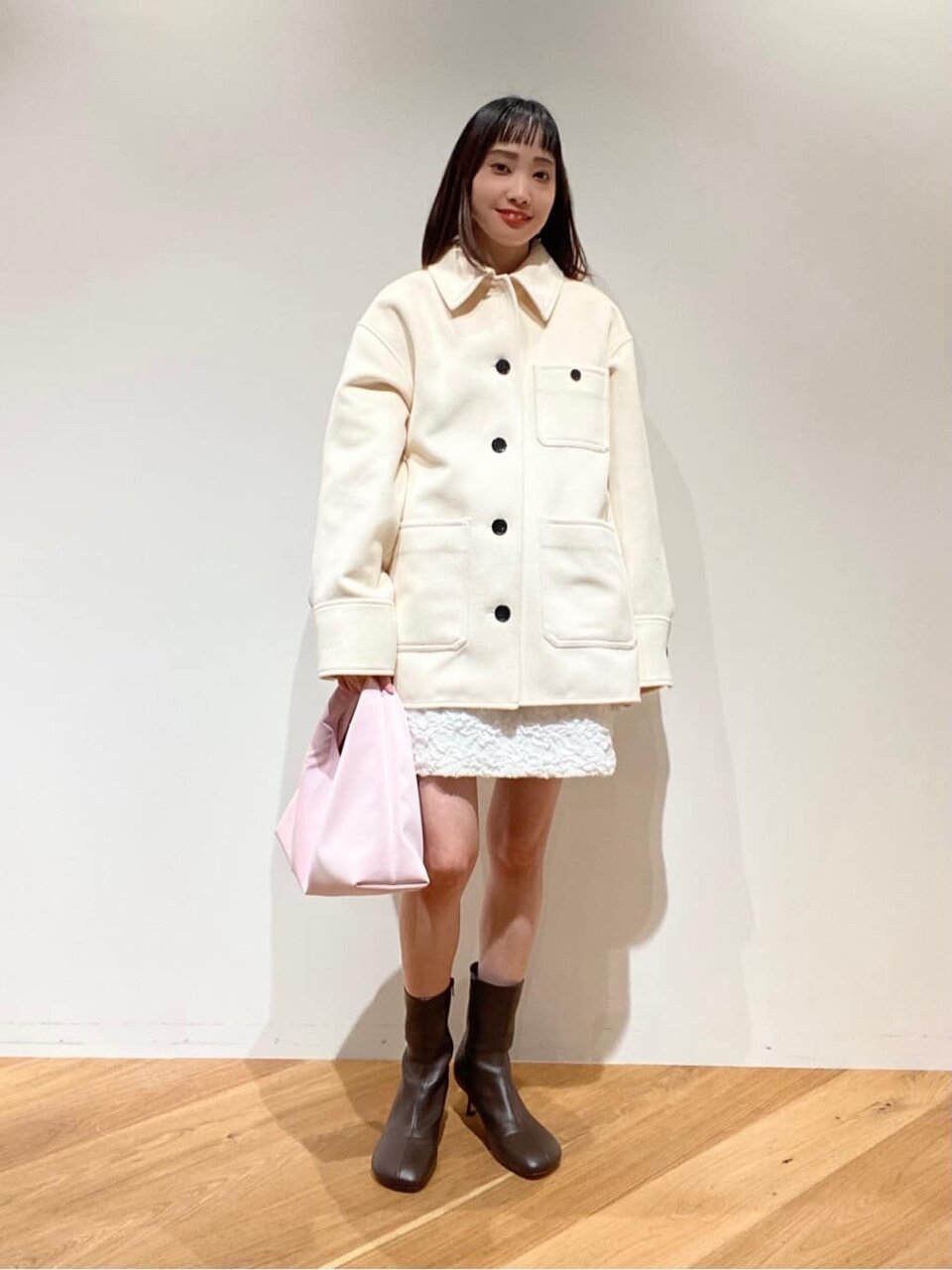 白いコートを着た女性