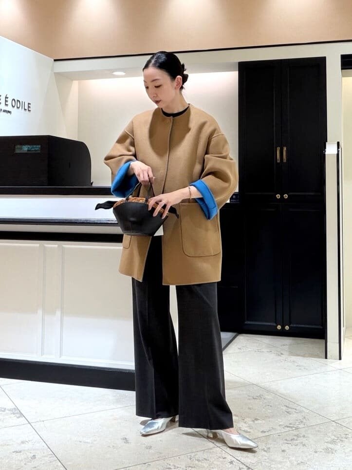 リバーコートを着た女性