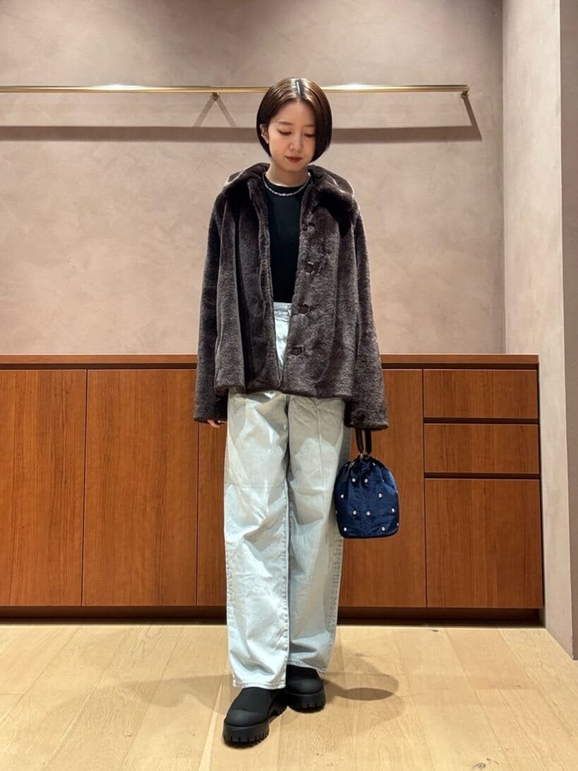 フェイクファーコートを着た女性