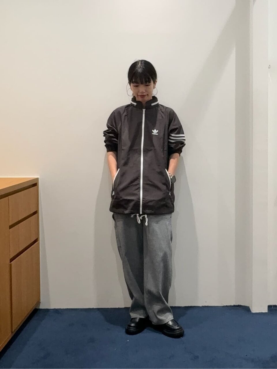 トラックジャケットを着た女性