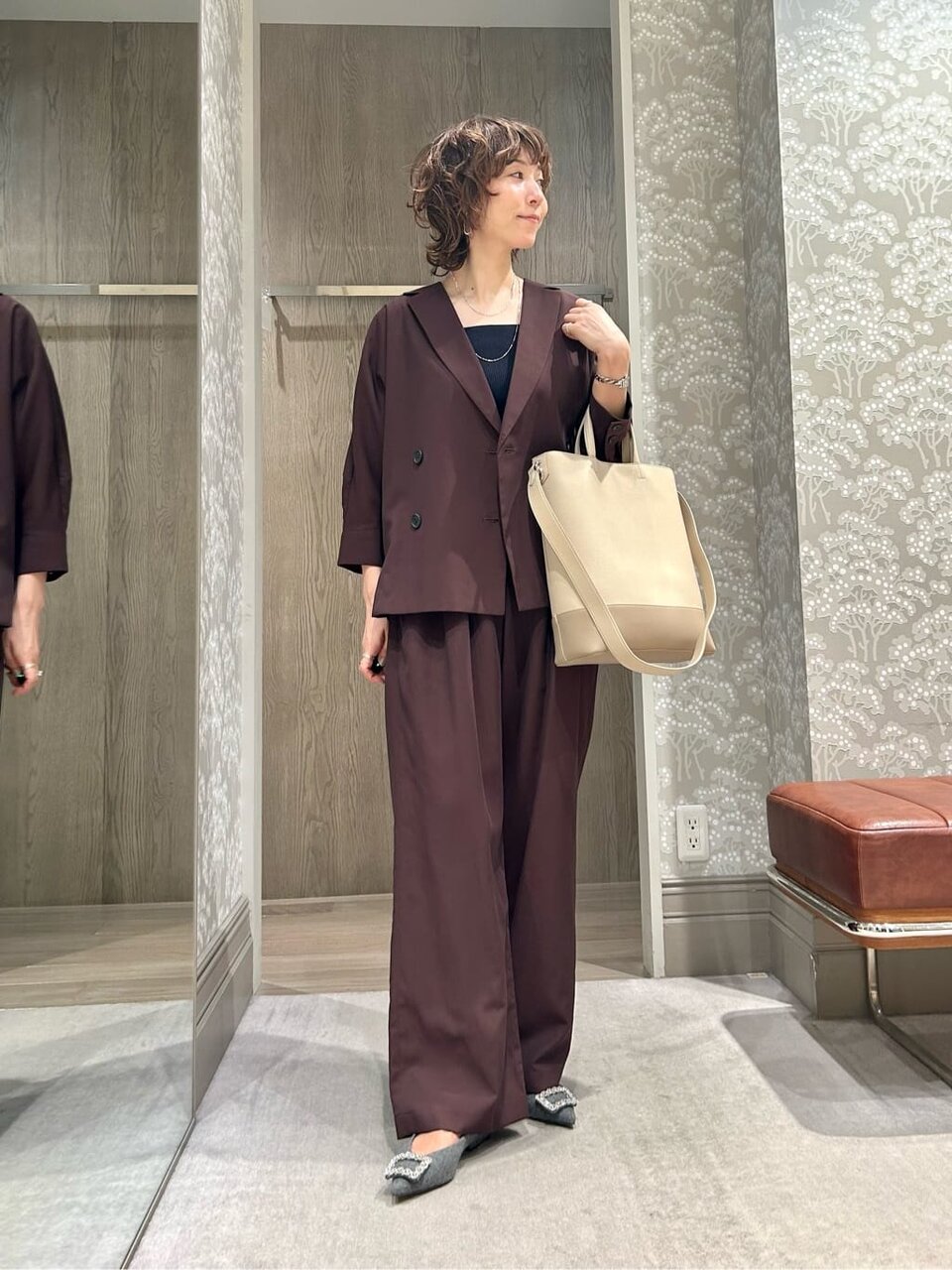 セットアップを着た女性