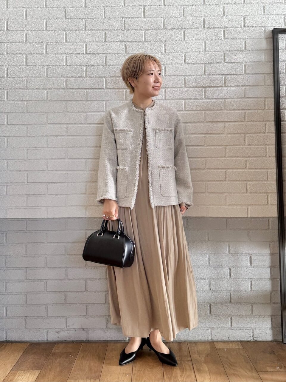 ツイードライクジャケットを着た女性