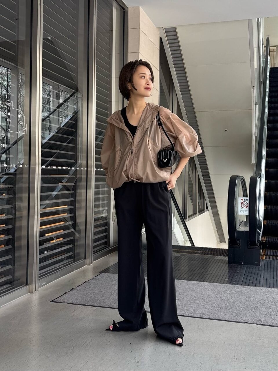 ナイロンジャケットを着た女性