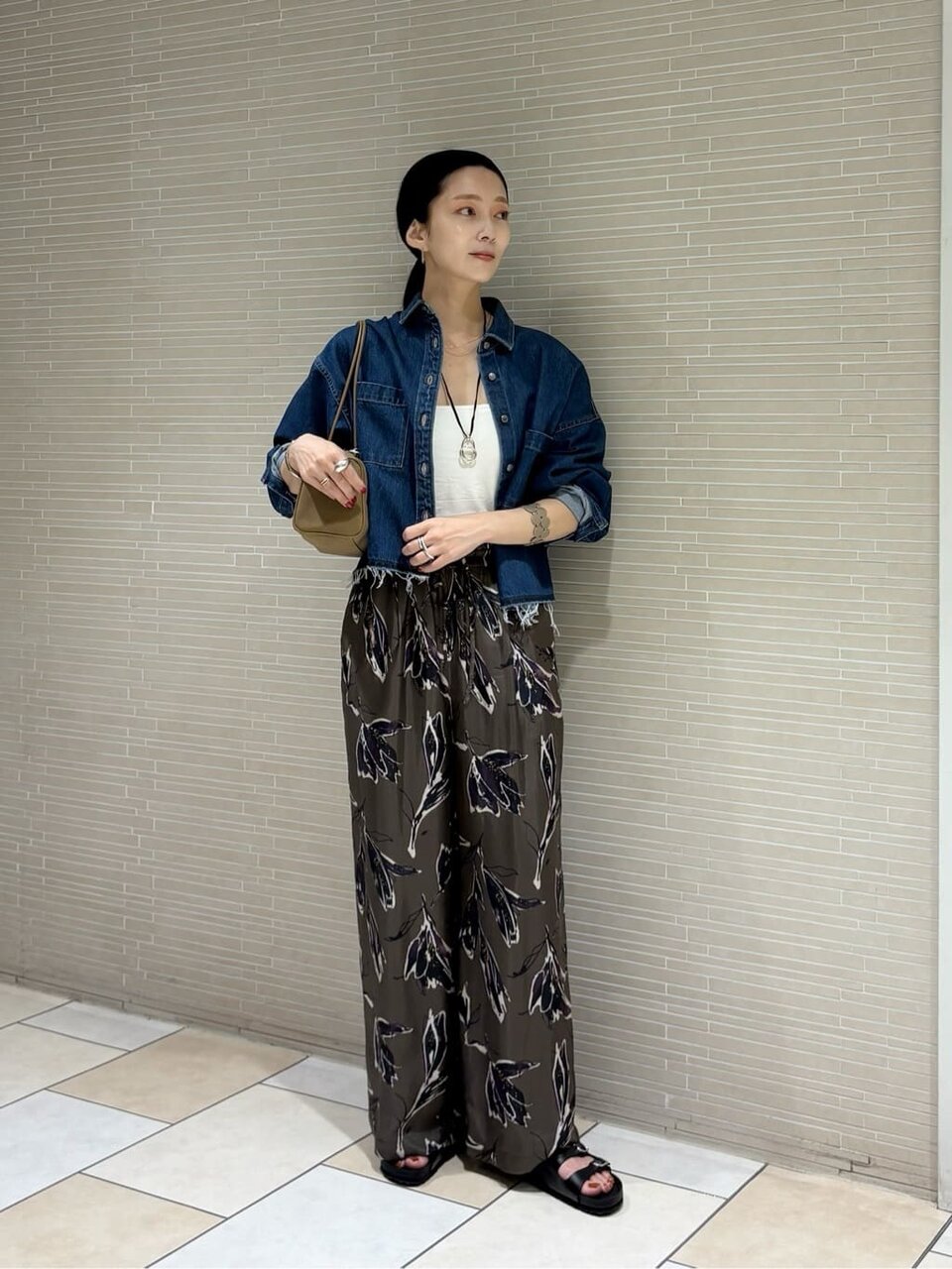 デニムジャケットを着た女性