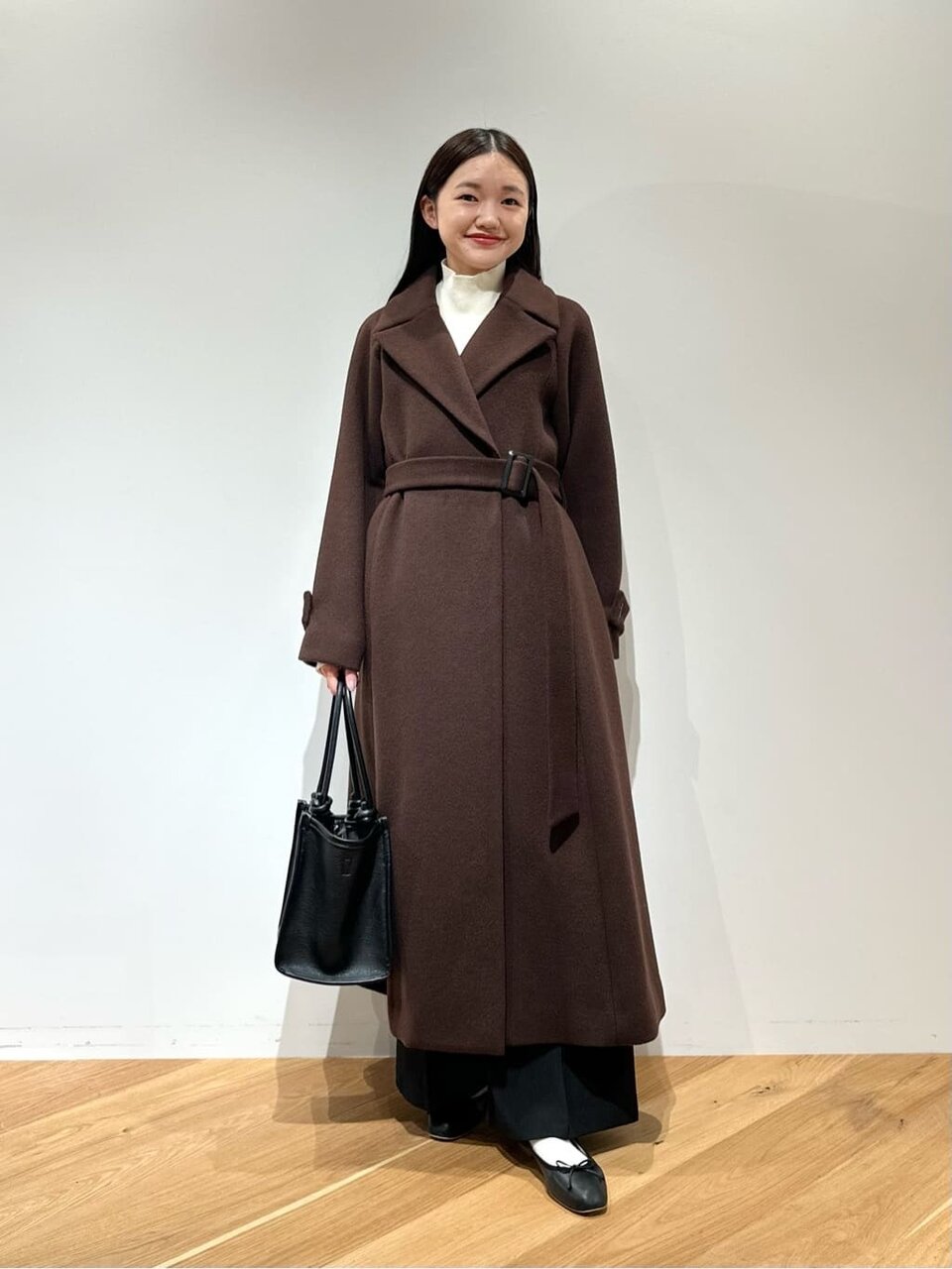 フレアロングコートにニットをあわせたコーデ