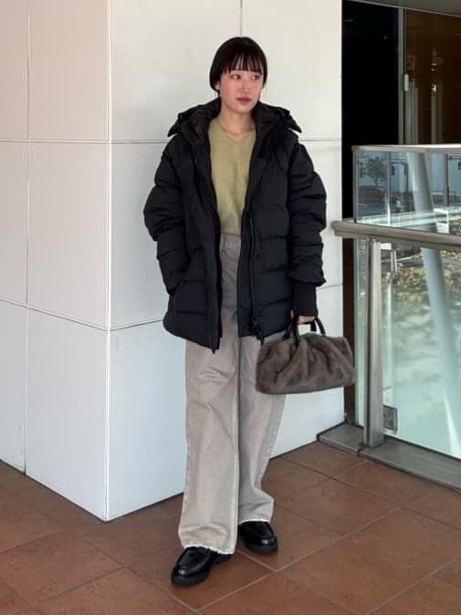 ダウンジャケットにニットをあわせたコーデ