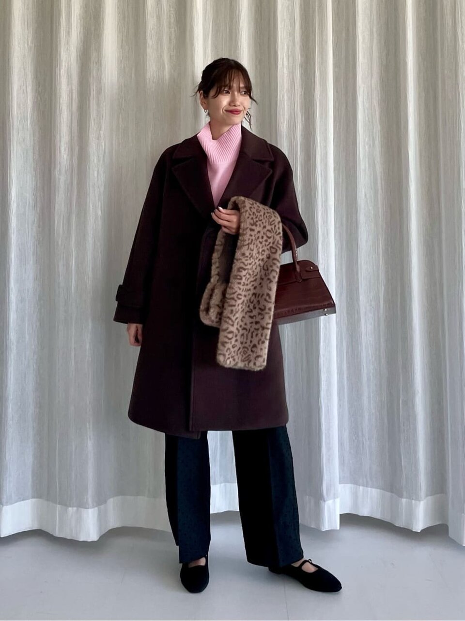 チェスターコートにニットをあわせたコーデ