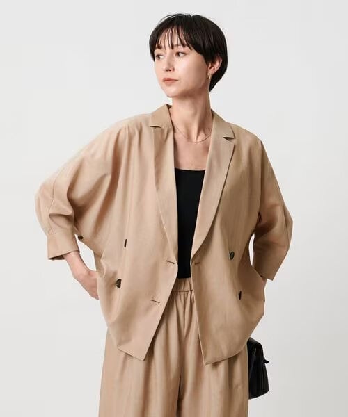 やわらかい素材のアウターを羽織った女性