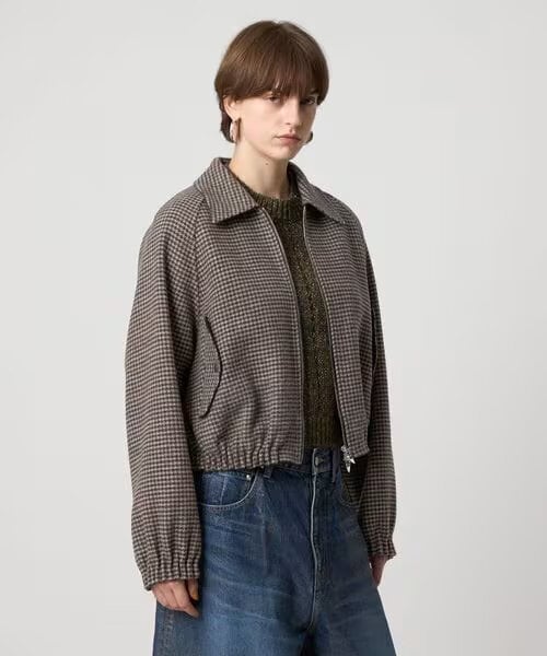 ショート丈のアウターを羽織った女性