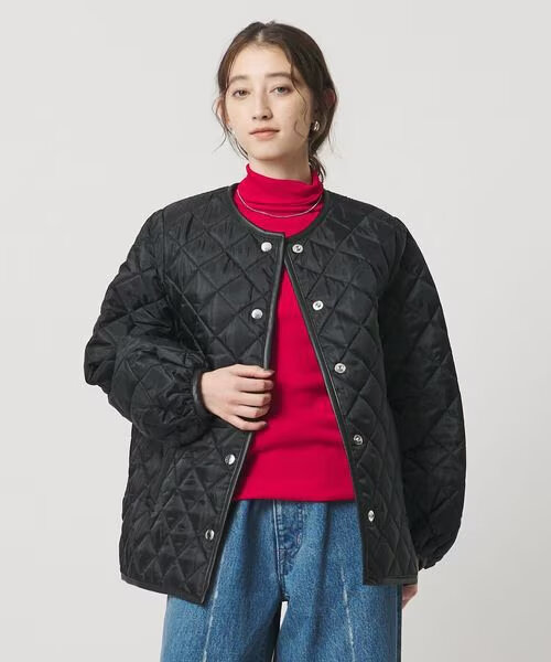 首元の詰まったアウターを羽織る女性