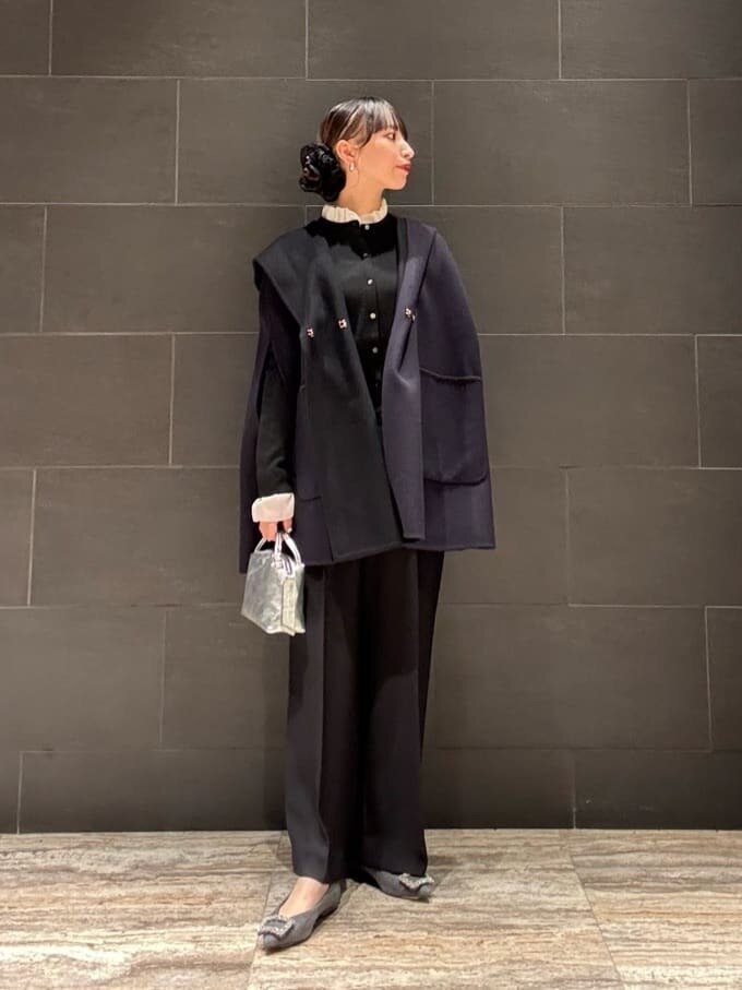 ケープコートにカーディガンをあわせたコーデ