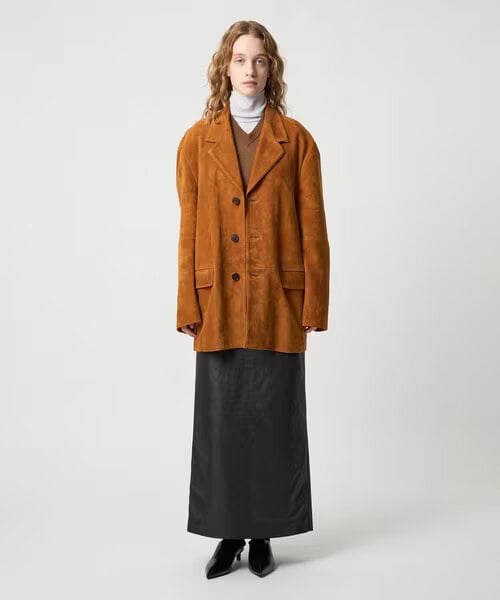 スエードのアウターを羽織った女性