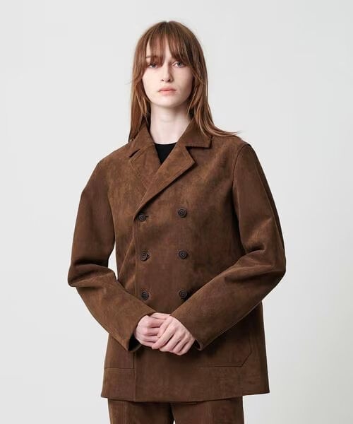 ブラウンのコートを着た女性