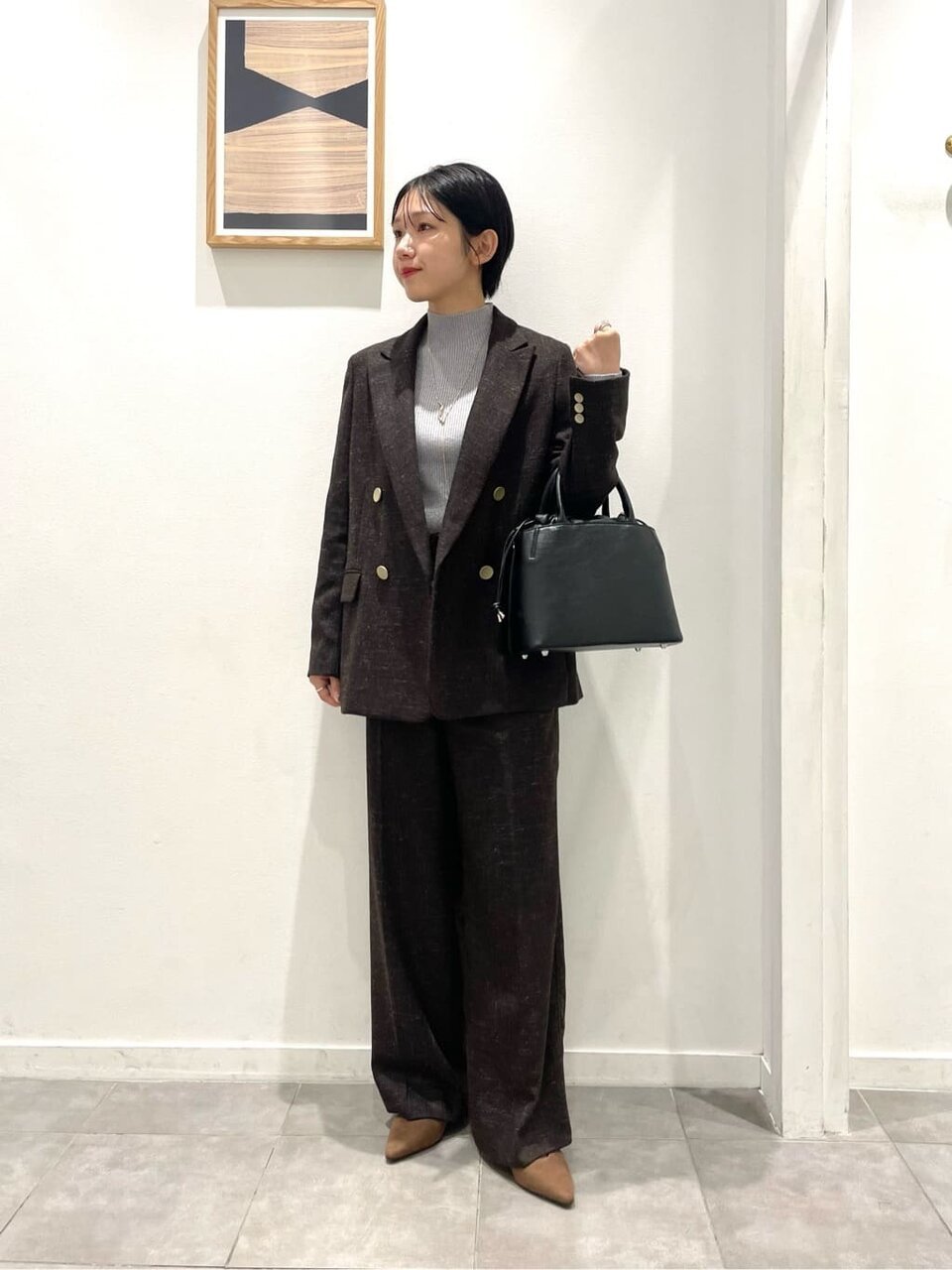 ニットにセットアップをあわせたコーデ