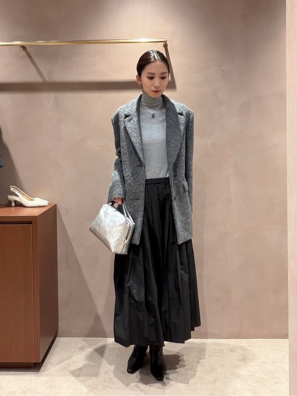 タートルネックニットにジャケットをあわせたコーデ