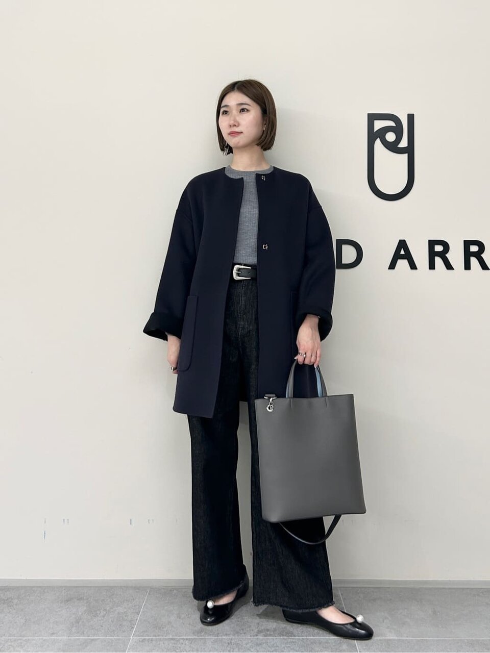 ニットにノーカラーコートをあわせたコーデ