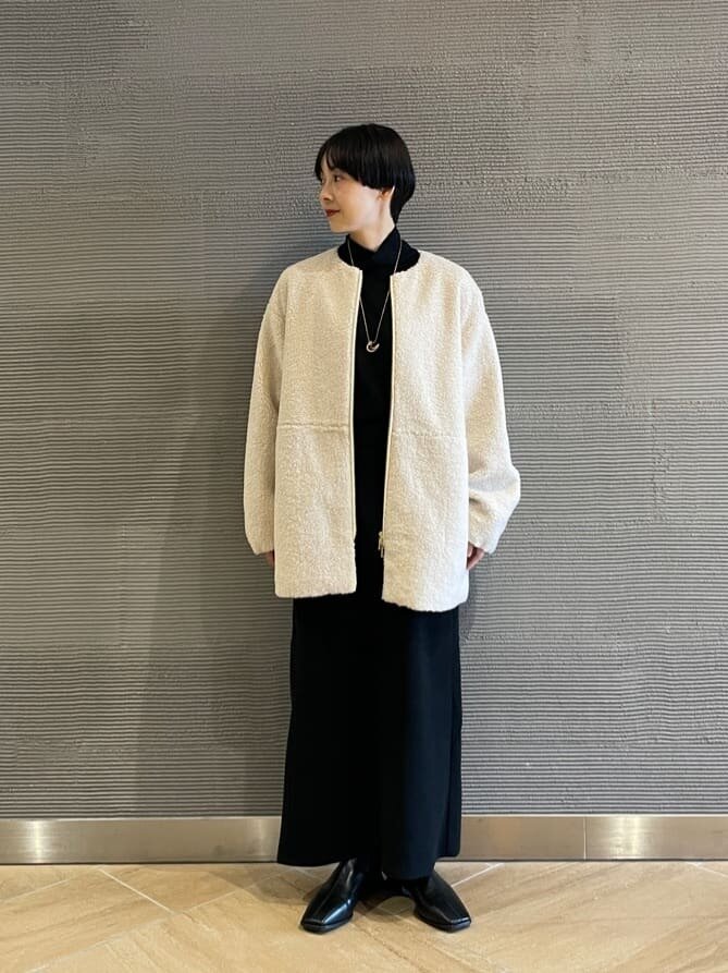 タートルニットにノーカラーブルゾンをあわせたコーデ