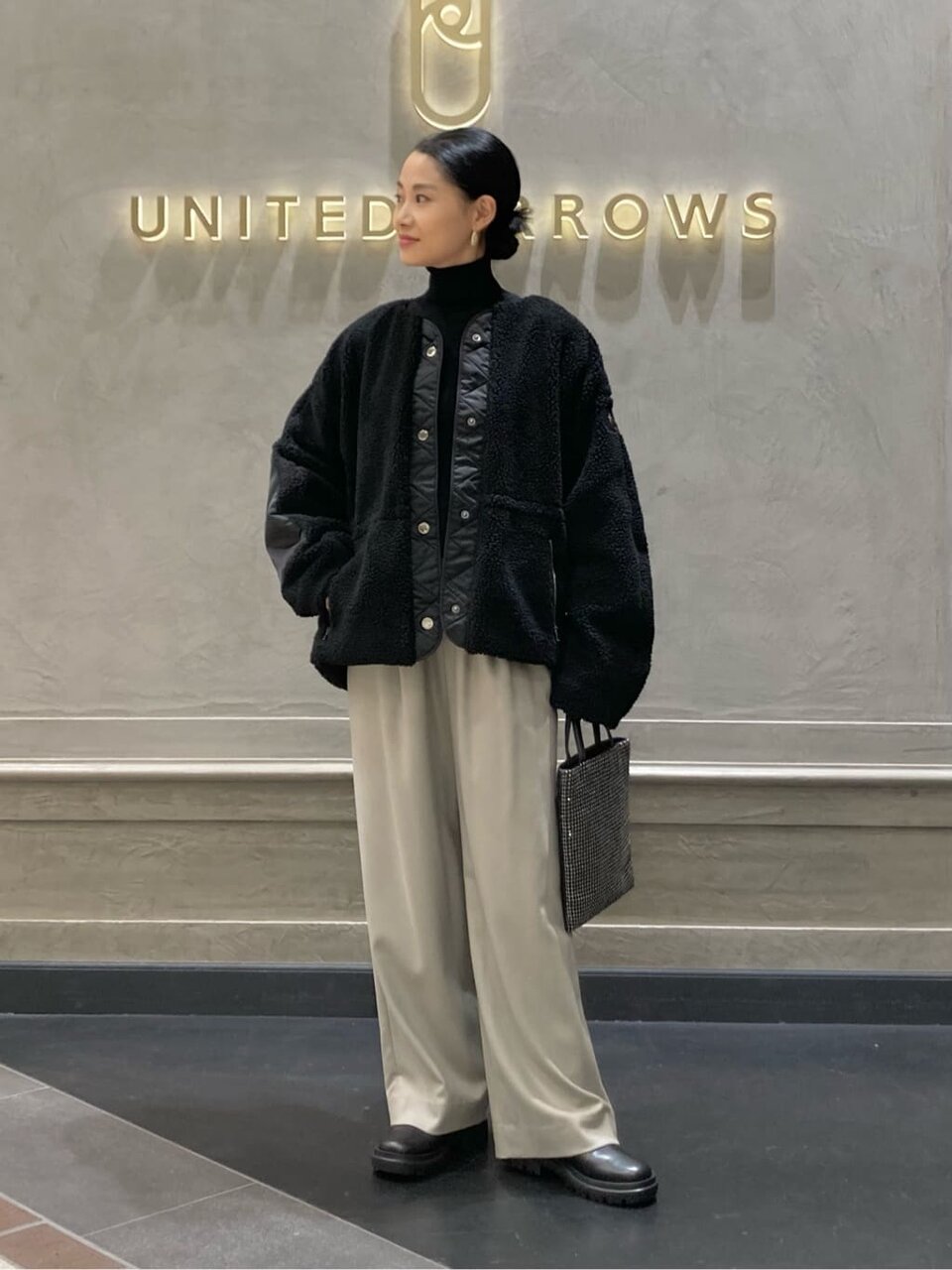 黒のブルゾン×イージーパンツのコーデ