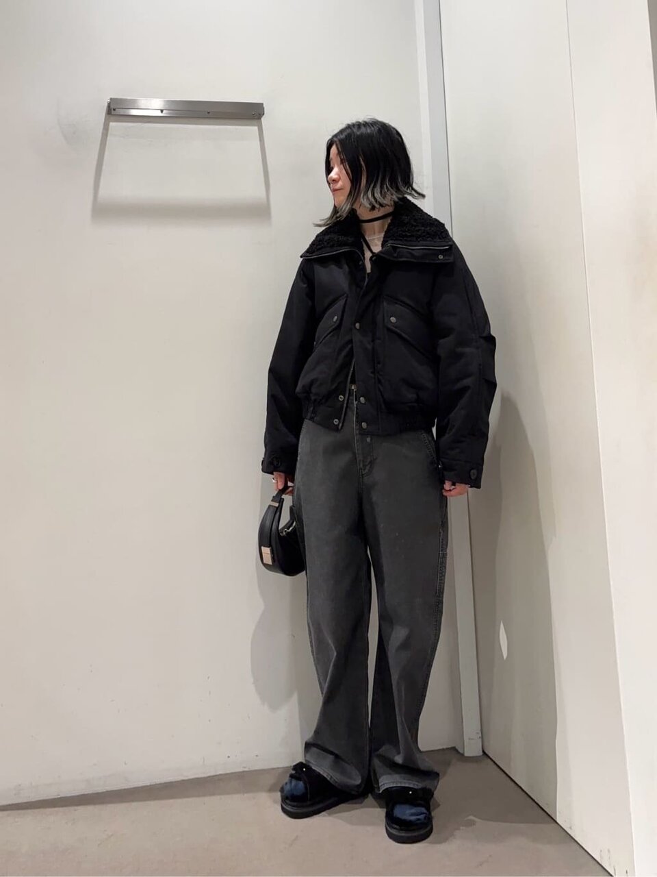 黒のボアブルゾン×ペインターパンツのコーデ