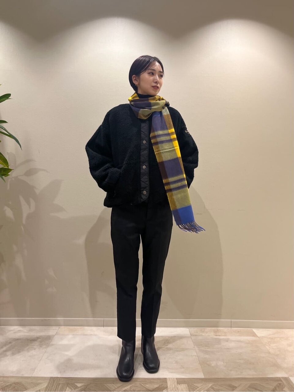 黒のボアブルゾン×スリムパンツのコーデ