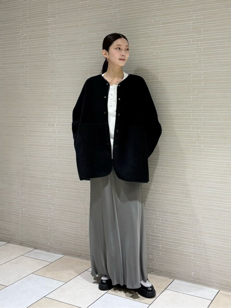 黒のボアブルゾン×マーメイドスカートのコーデ