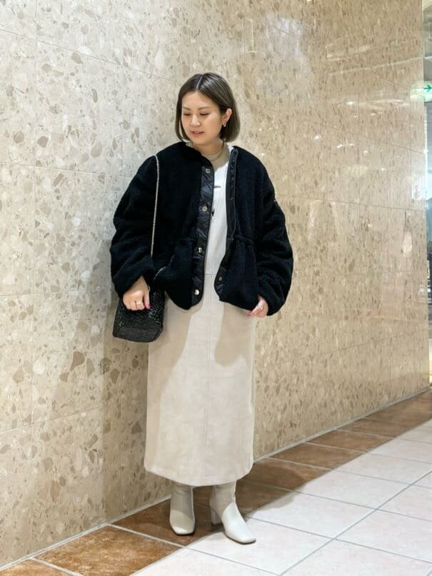 黒のボアブルゾン×ジャンパースカートのコーデ