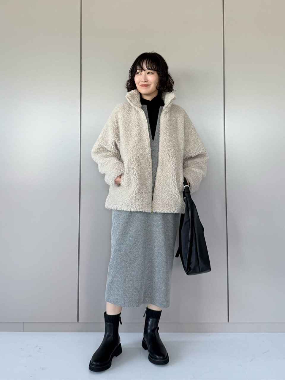 ベージュのボアブルゾン×ジャンパースカートのコーデ