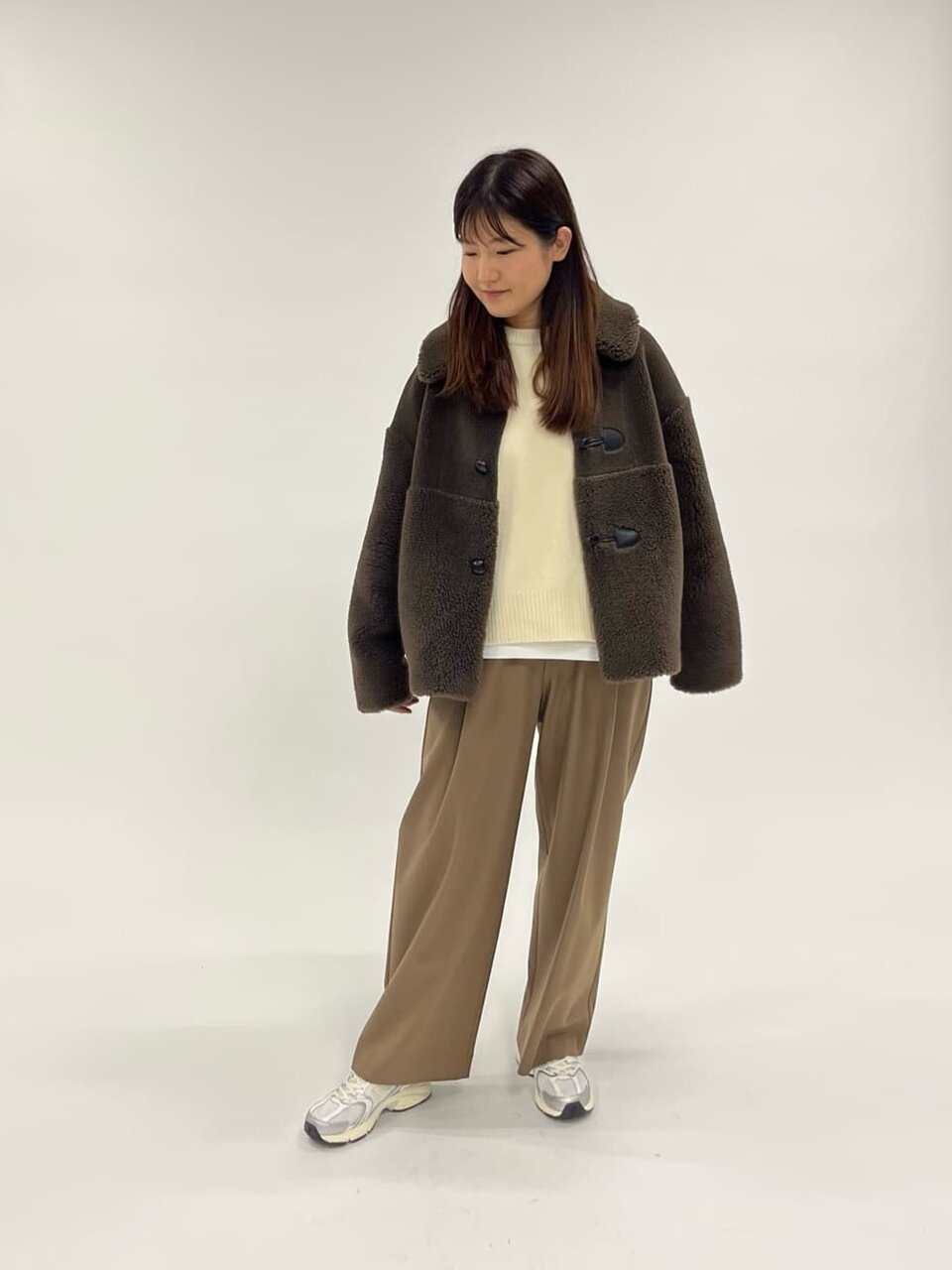 ブラウンのボアブルゾン×イージーパンツのコーデ
