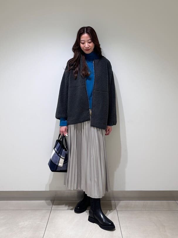 グレーのボアブルゾン×プリーツスカートのコーデ