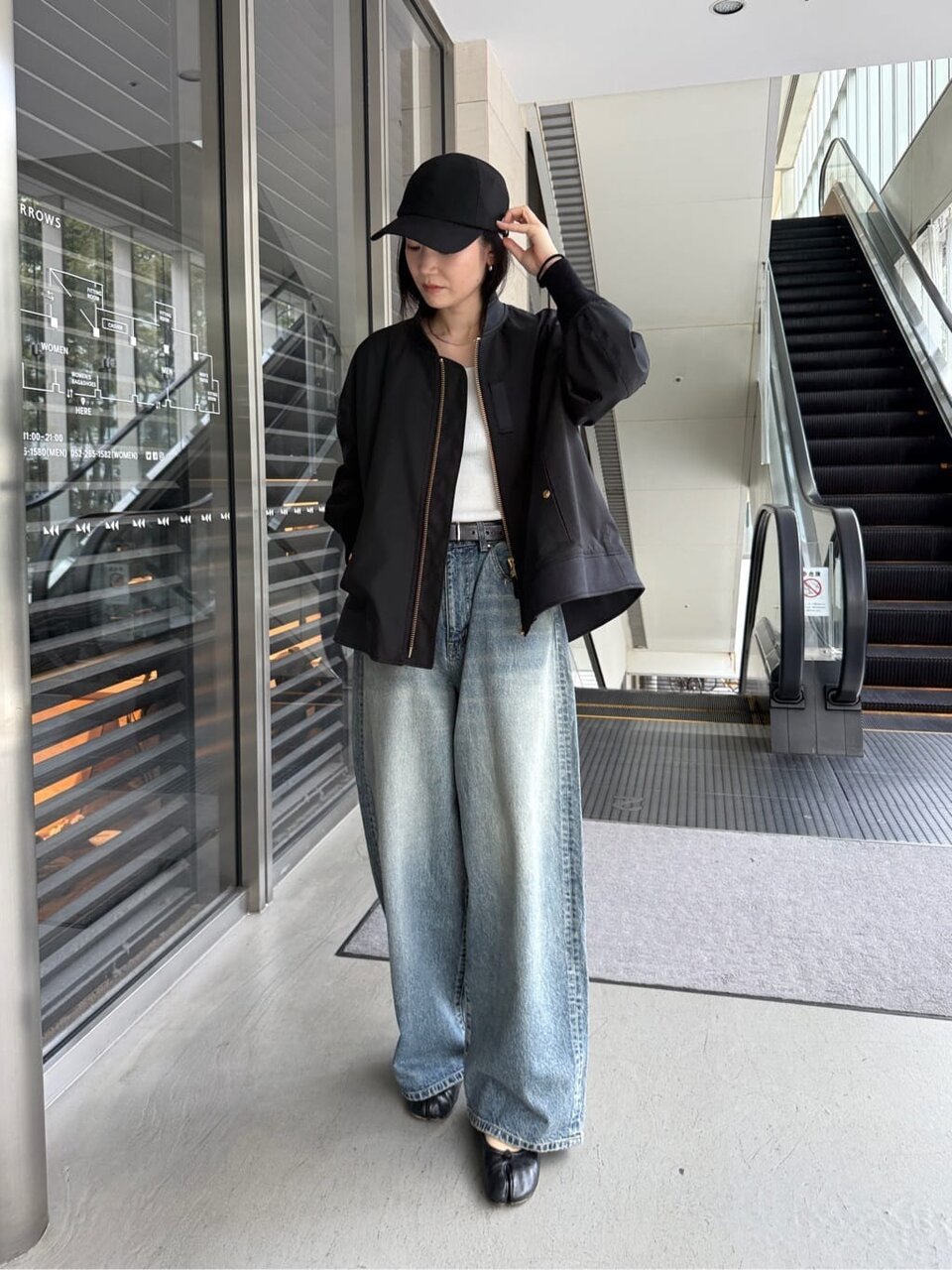 ミリタリージャケットを着た女性