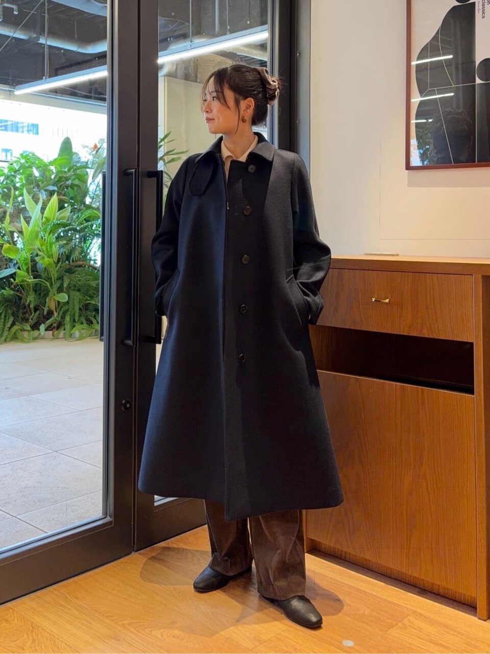 ロングコートを着た女性