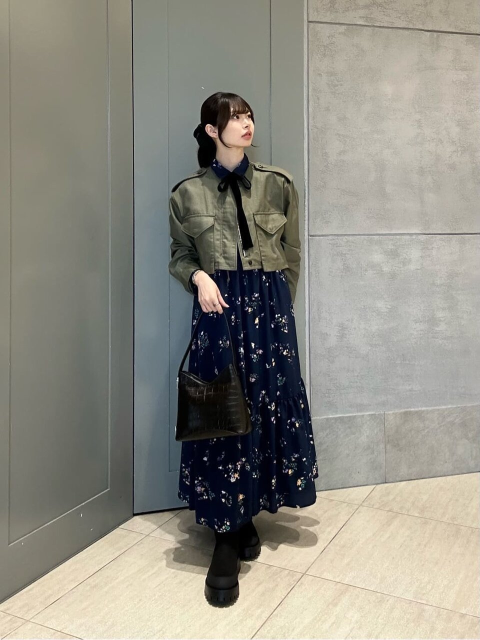 クロップド丈ジャケットを羽織った女性