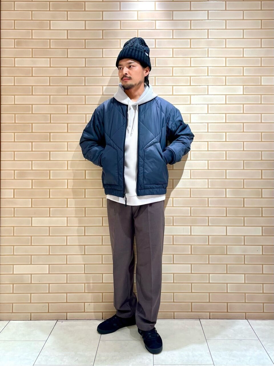 ジップブルゾンとワイドパンツのコーデ