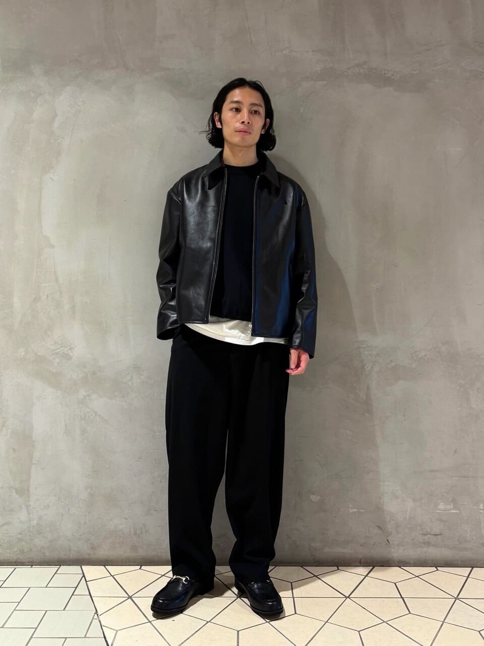 レザージャケットとスラックスのコーデ
