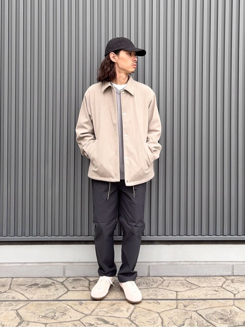 コーチジャケットとイージーパンツのコーデ