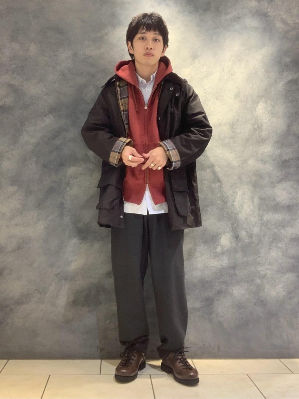 ハンティングジャケットとイージーパンツのコーデ