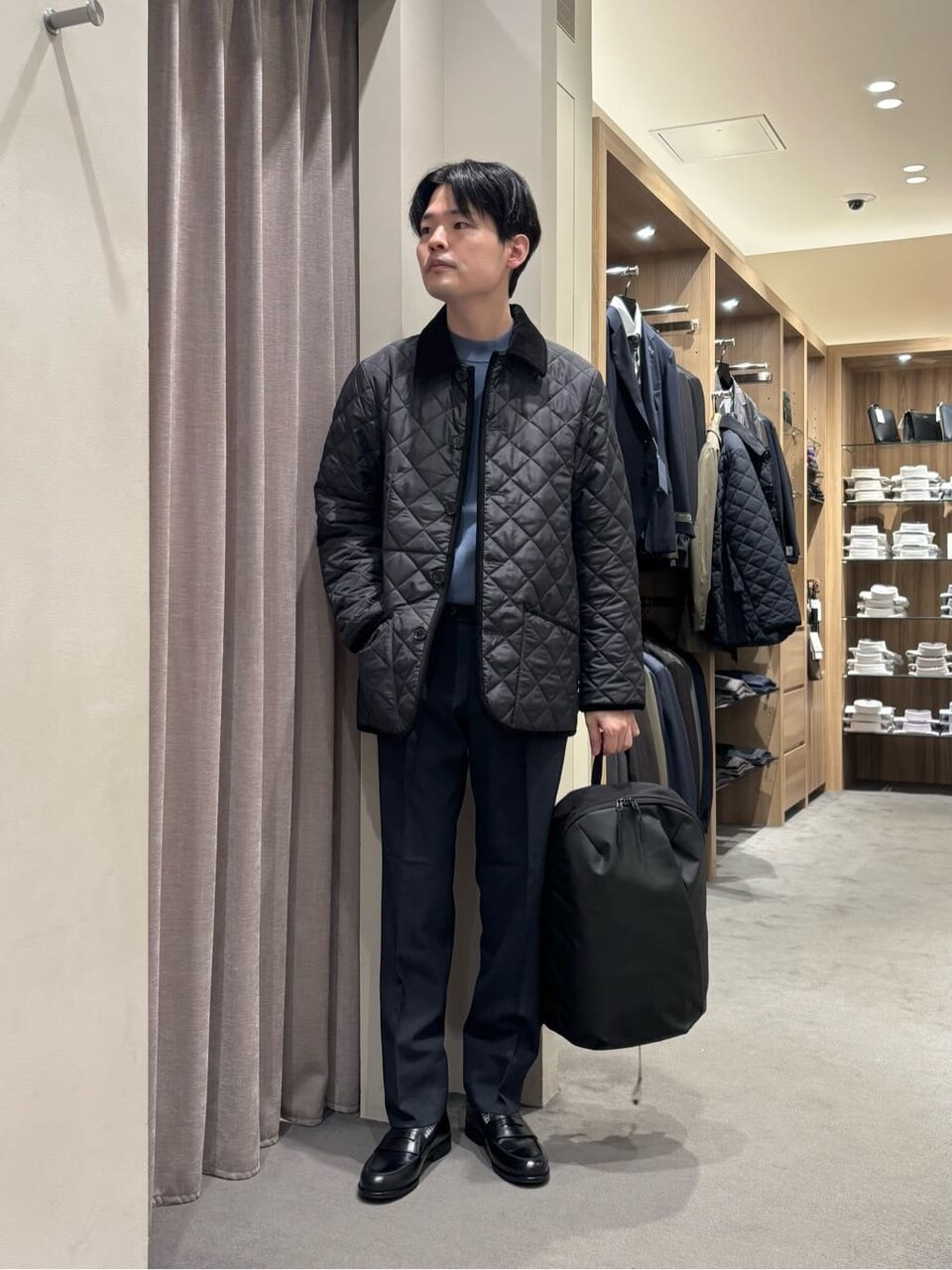 キルティングジャケットとスラックスのコーデ