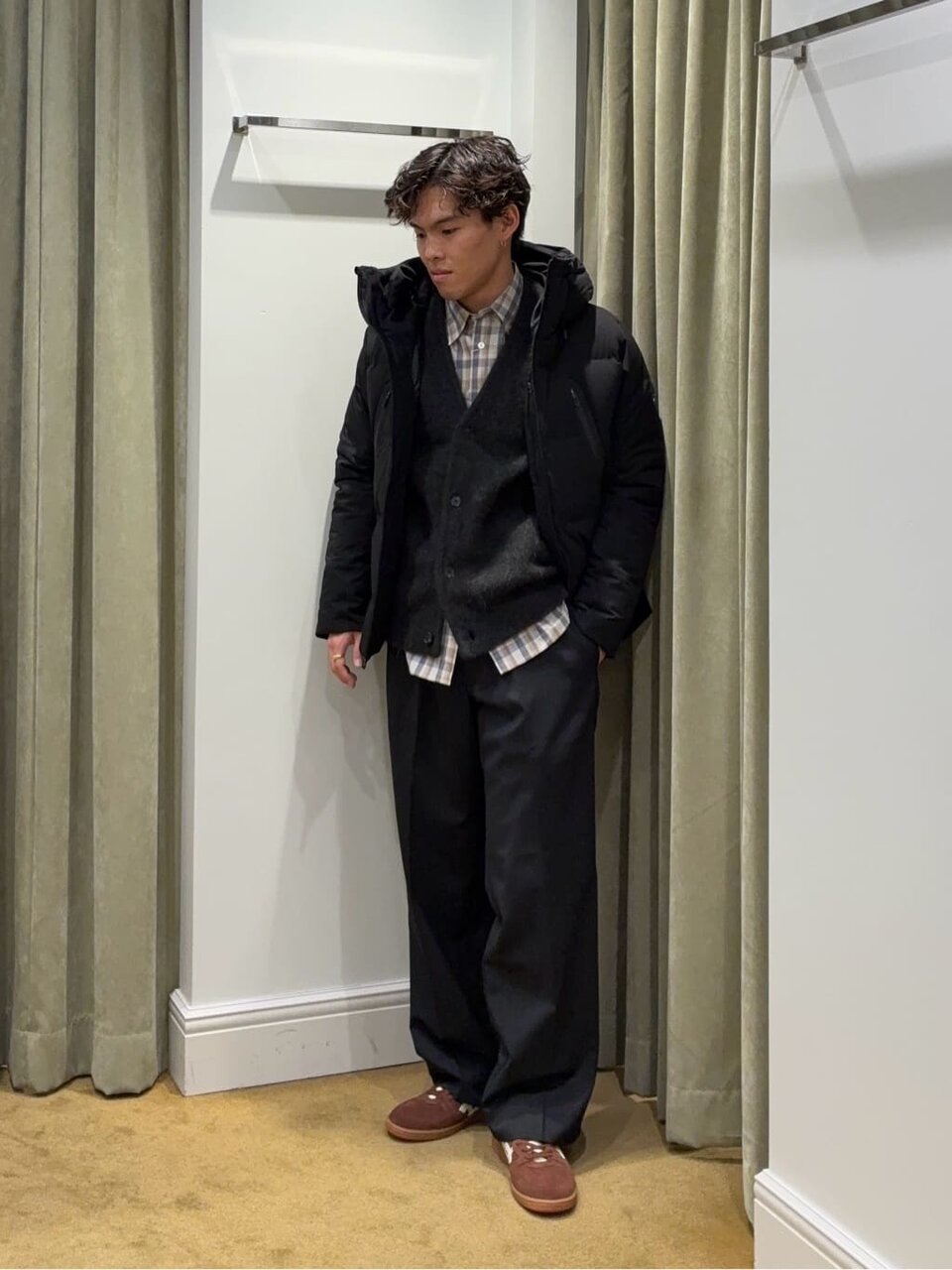 ダウンジャケットとワイドパンツのコーデ