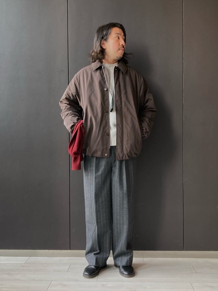 中綿ジャケットとスラックスのコーデ