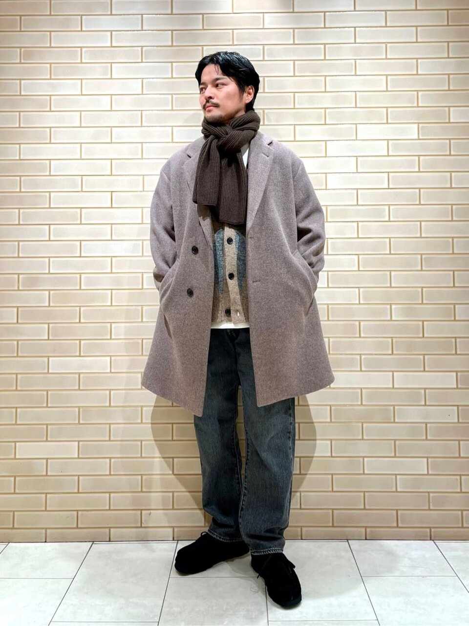 チェスターコートとデニムパンツのコーデ