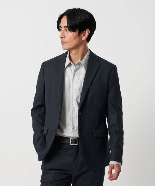 ストライプシャツをスーツに着た男性