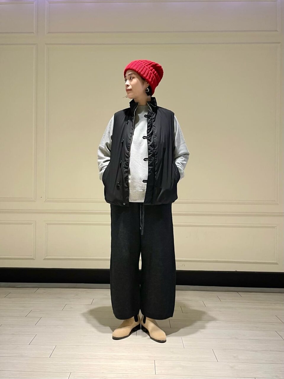 赤のニット帽をかぶった女性