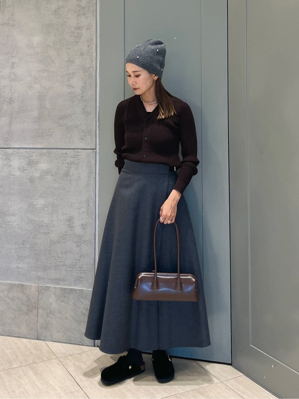 グレーのニットをかぶった女性