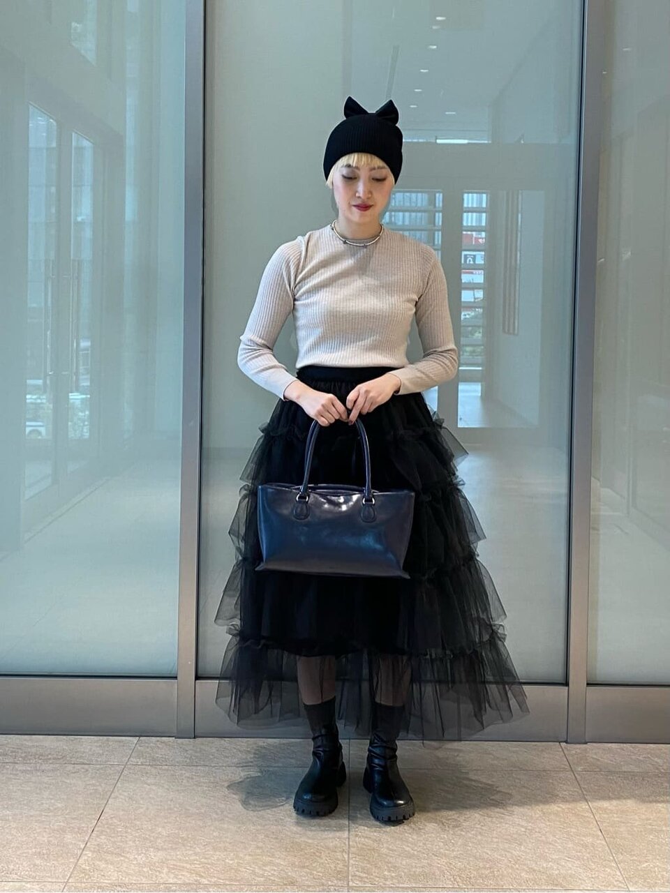 フリルスカート×リボンニット帽のコーデ