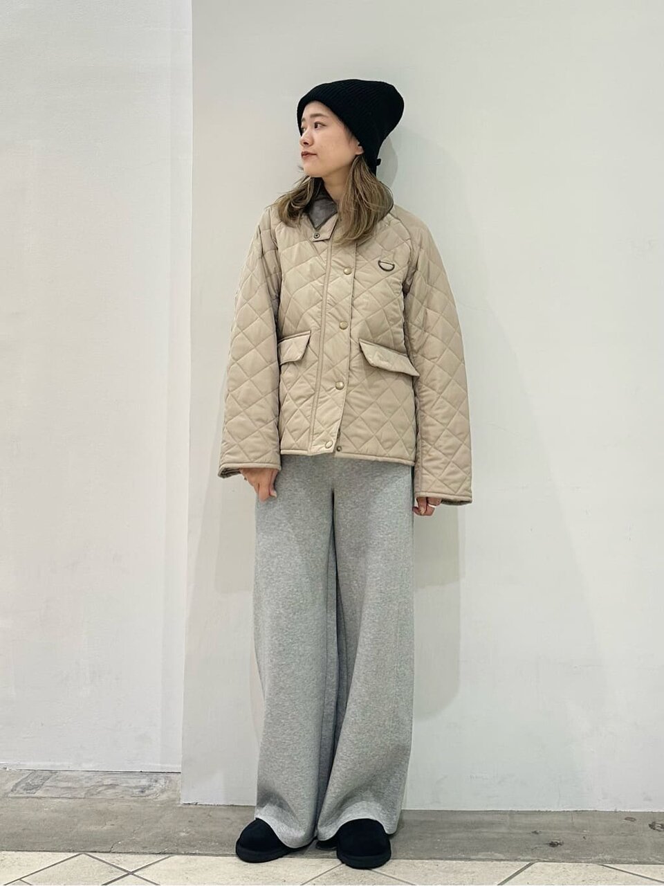 ベージュのキルティングジャケット×黒のニット帽のコーデ