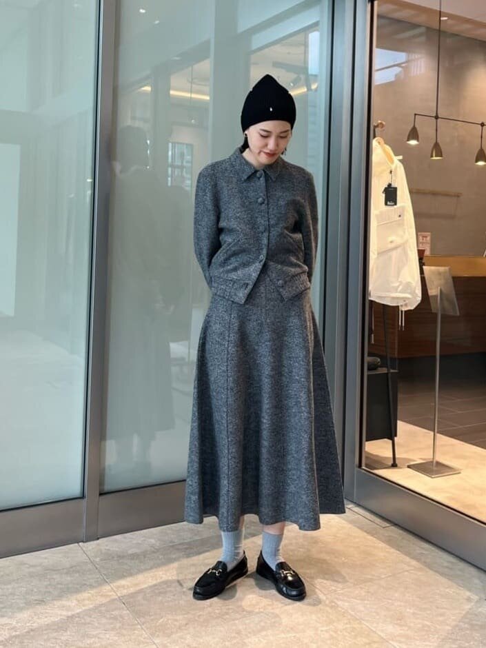 グレーのニットスカート×黒のニット帽のコーデ