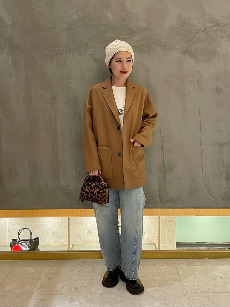 ベージュのジャケット×白のニット帽のコーデ