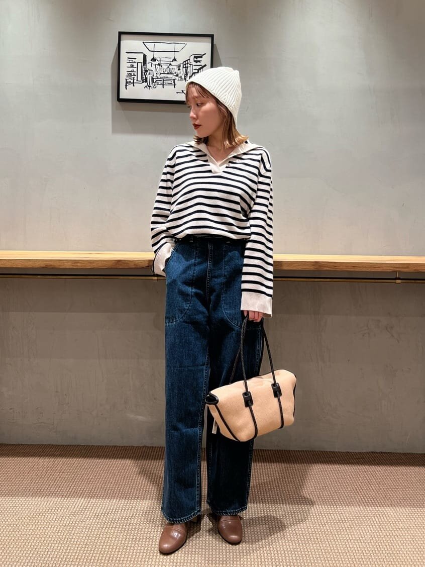  デニムパンツ×白のニット帽のコーデ